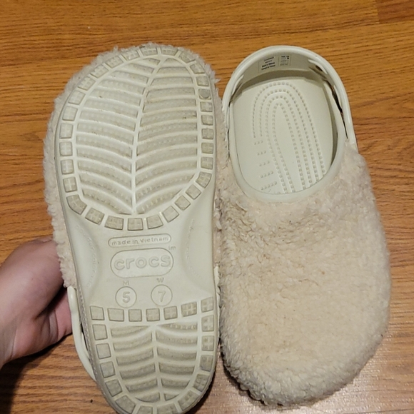 W7 Crocs - Picture 2 of 3